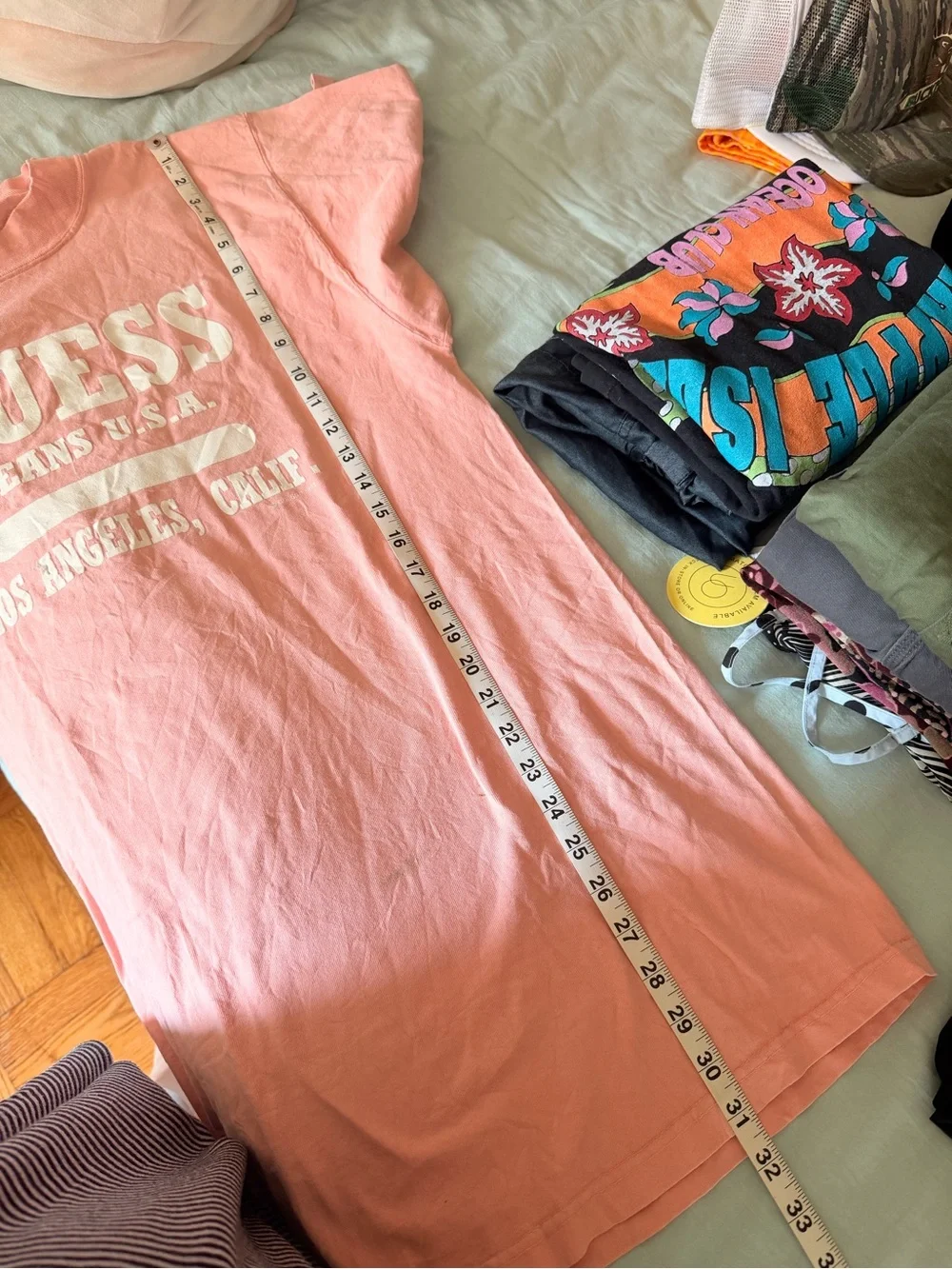 Vintage Guess by Georges Marciano Spell Out Varsity Pink T-Shirt USA Cotton - Picture 6 of 8